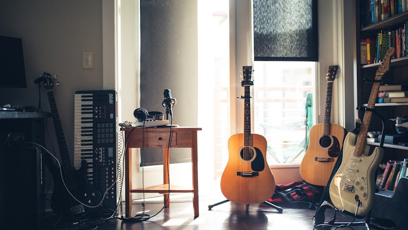 流行音乐专辑封面和独立音乐人推荐列表的频道风格图