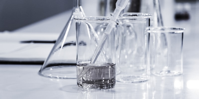 堆叠的书籍和分享读书笔记、书评的频道视觉图