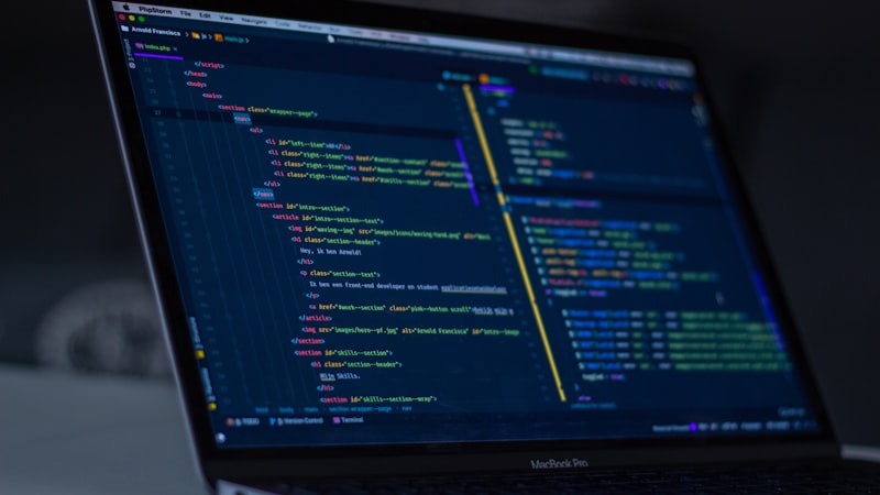 程序员编程代码界面及分享开发工具和技巧的频道概念图